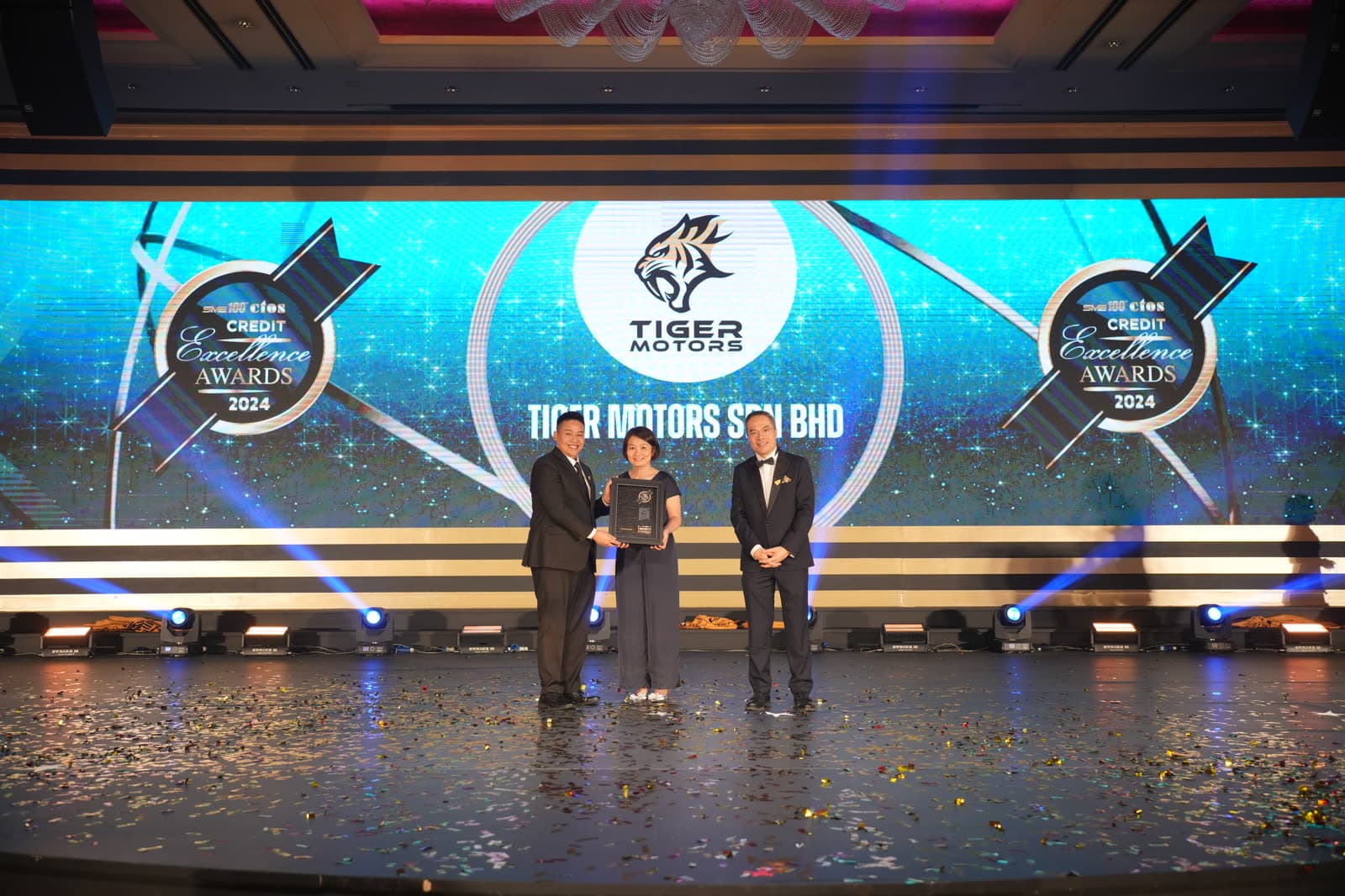 Tiger Motors receiving the SME100 CTOS Credit Excellence Award 2024 on stage