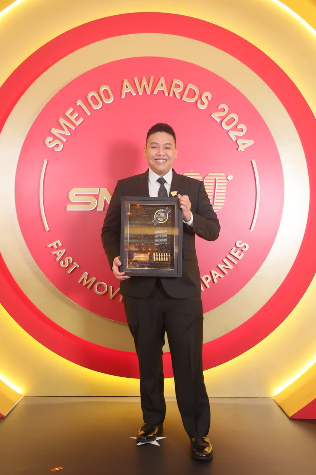 Kevin Kho memegang plak CTOS Credit Excellence di SME100 Awards 2024