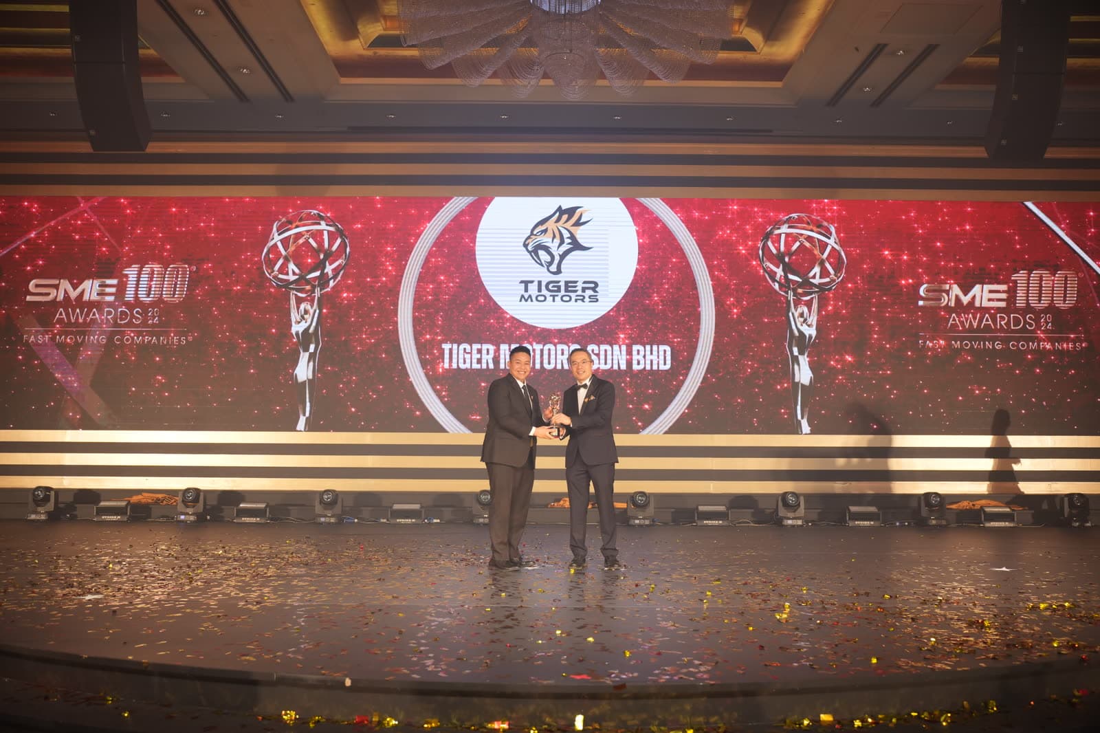 Tiger Motors Sdn Bhd di atas pentas SME100 Awards 2024