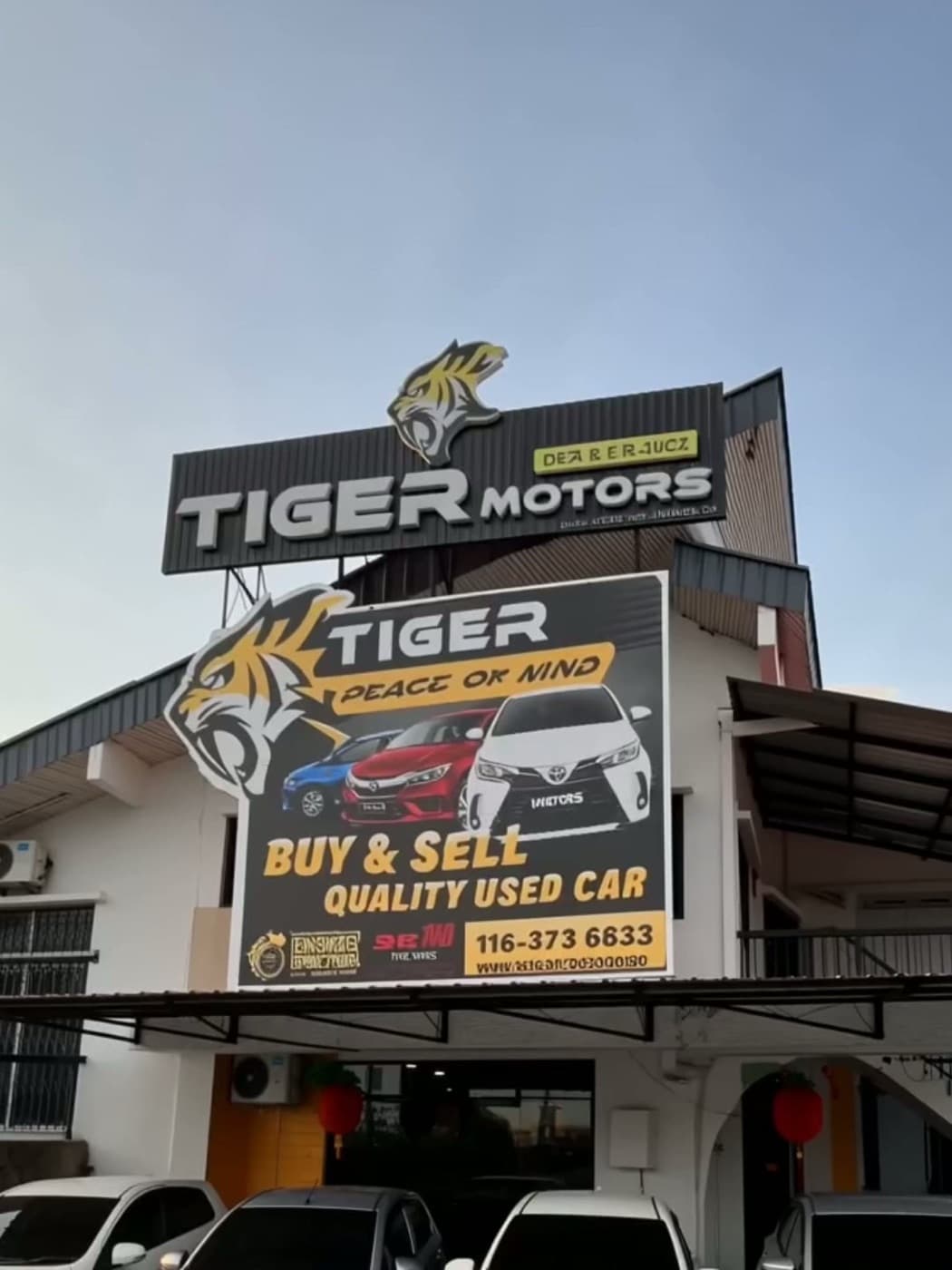Bilik pameran dan papan tanda Tiger Motors di Jalan Batu Kawa, Kuching